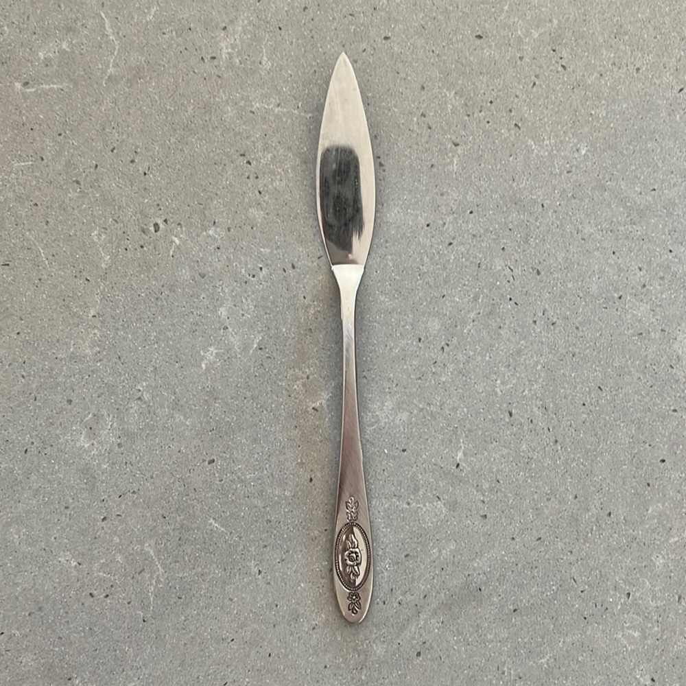 Oneida deluxe stainless butter knife